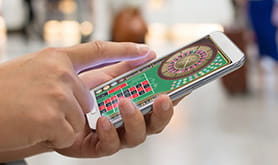 Ruleta móvil online en el móvil de un jugador.