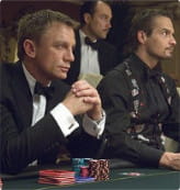 James Bond jugando en casino