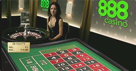 Mesa de ruleta en 888casino al lado de una mujer