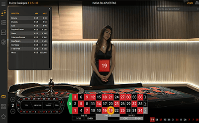 Ruleta Casiopea online con los límites de apuesta junto a una crupier.