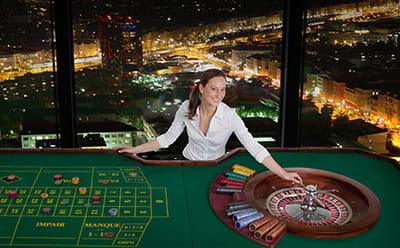 Crupier manejando una mesa de ruleta en un casino