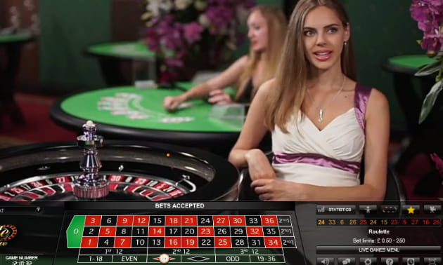 Mujer al lado de una ruleta de casino