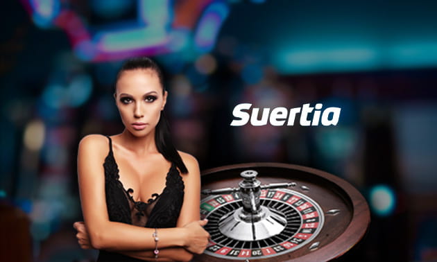 Logotipo de Suertia al lado de una mujer y una ruleta