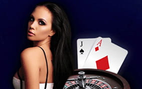 Mujer al lado de dos cartas de póker