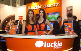 Sitio de apuestas de Luckia con dos mujeres